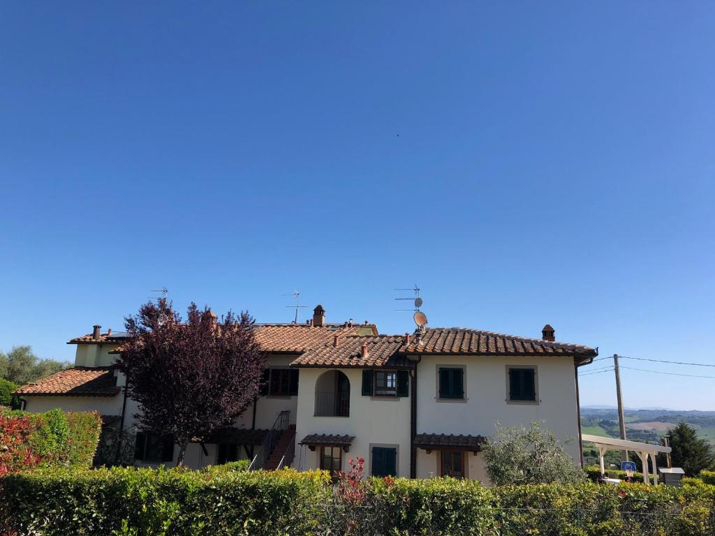 a white house with a red tile roof at Casa Varna in Gambassi Terme