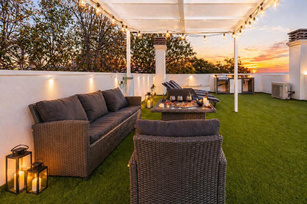 Casa Faro, Apartment with private rooftop terrace, 5 minutes from La Viborilla beach, Benalmádena