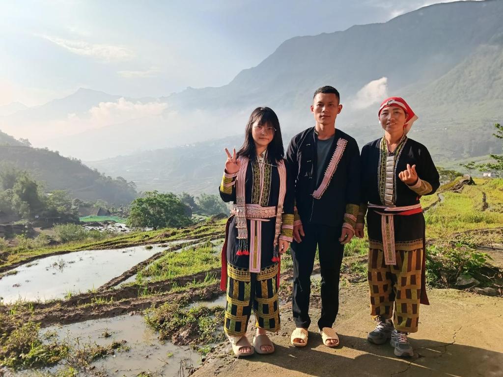 a group of three people standing on top of a mountain at PhinFamilyHomestay in Tả Van