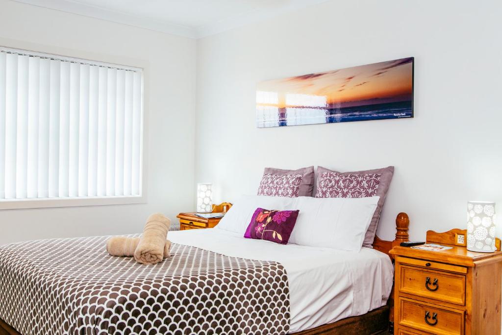 Postel nebo postele na pokoji v ubytování Coffs Jetty BnB