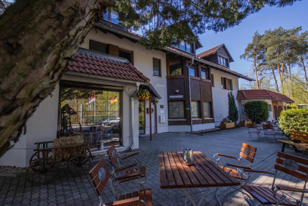 ein Gebäude mit einem Tisch und Stühlen in einem Innenhof in der Unterkunft Ferien Hotel Cottbus in Kolkwitz
