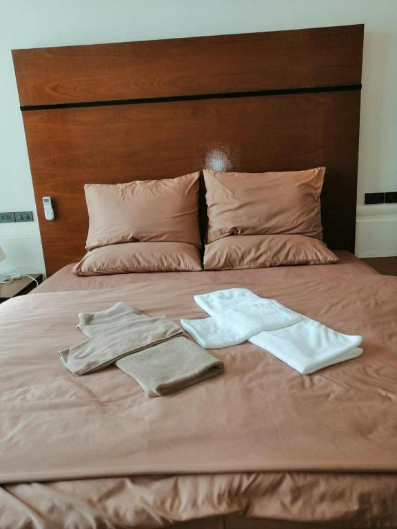 a bed with two towels and two towels on it at 75 StangStay & Cafe de Art in Ka Rorn