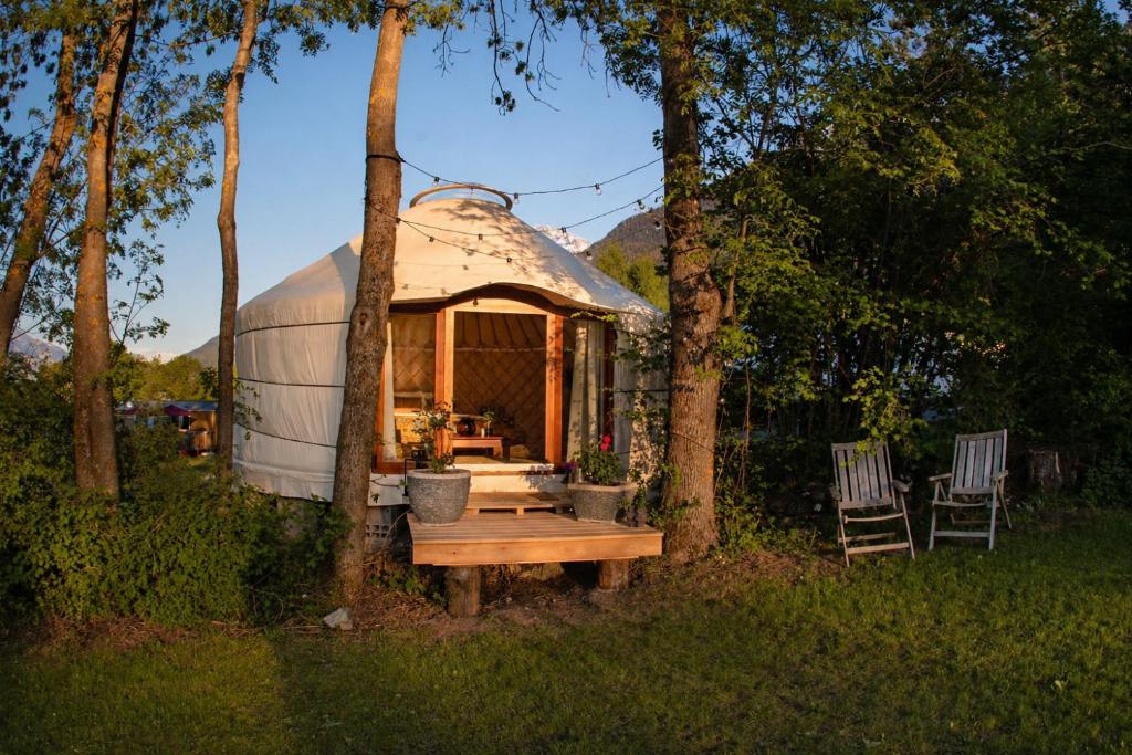 a yurt with a table and chairs in a field at WoodMood in Leuk