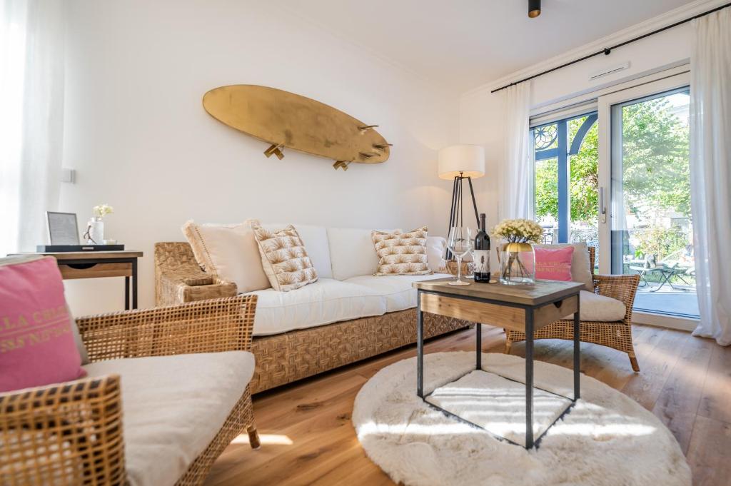 a living room with a couch and a table at Villa Chloe Binz - App 1 am Kurpark, Binz Exquisit in Binz