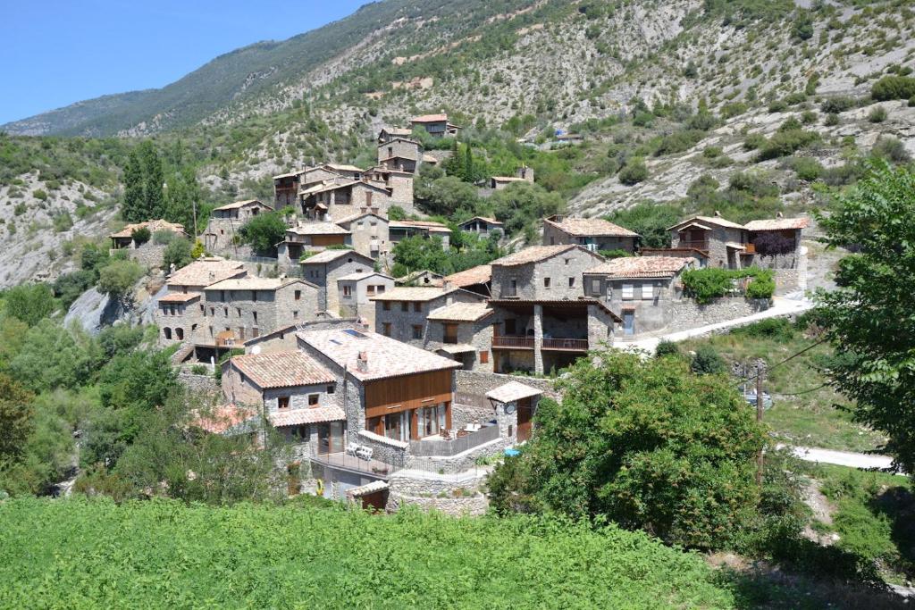 CabóにあるCasa Carlotaの山の脇の村