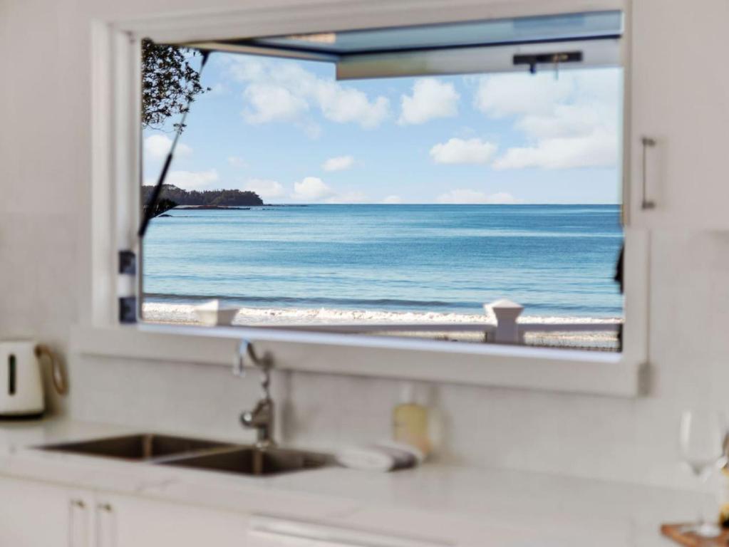 a kitchen window with a view of the ocean at Elysian Shores in Long Beach