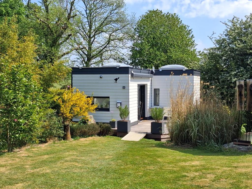 a tiny house in a garden with a yard at Independent studio in Pont-lʼAbbé