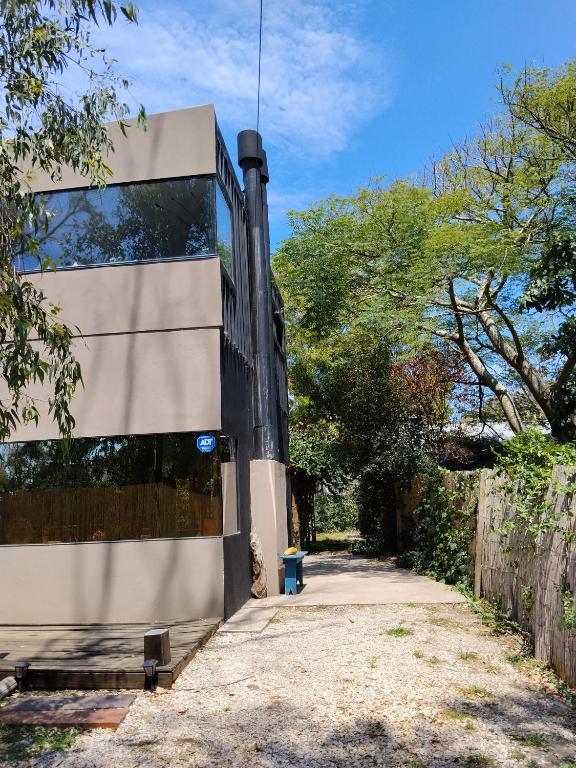 a building on the side of a street at Bosque del Este in Balneario Buenos Aires