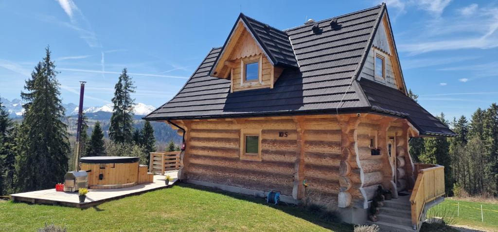 a log cabin with a gambrel roof at Niedźwiedzia Chatka in Rzepiska
