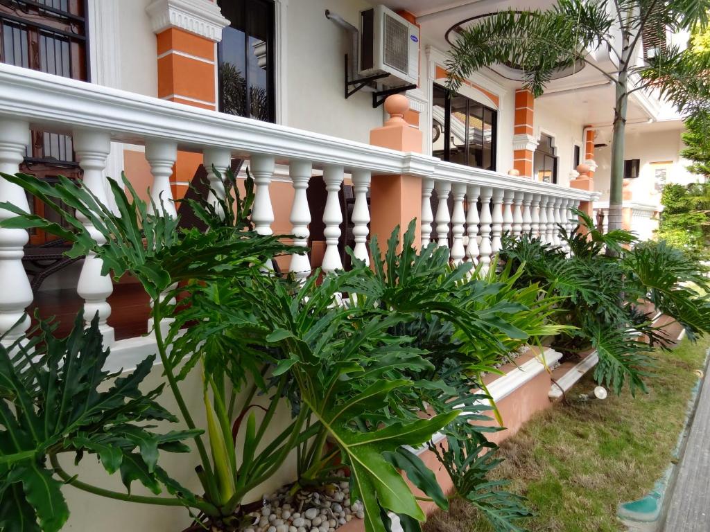 Giardino di The Executive Villa Inn & Suites