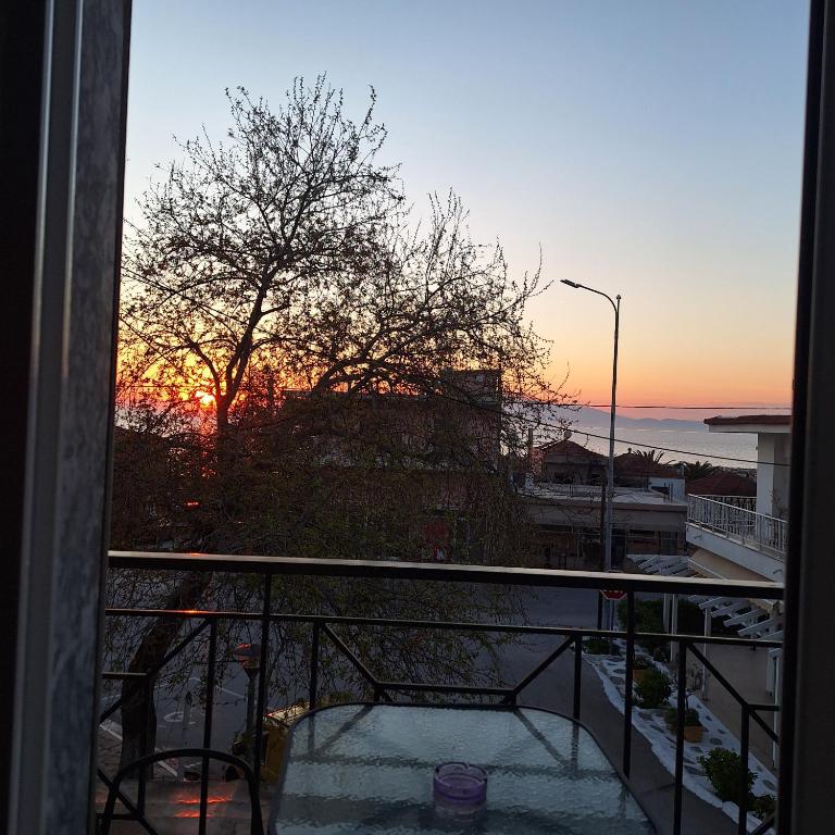 Blick auf einen Sonnenuntergang vom Balkon in der Unterkunft Manis Central Studios in Skala Sotiros