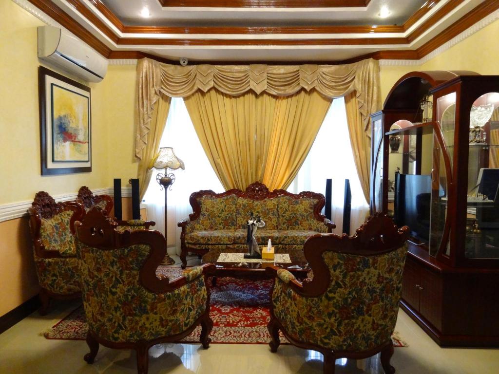 Area soggiorno di The Executive Villa Inn & Suites