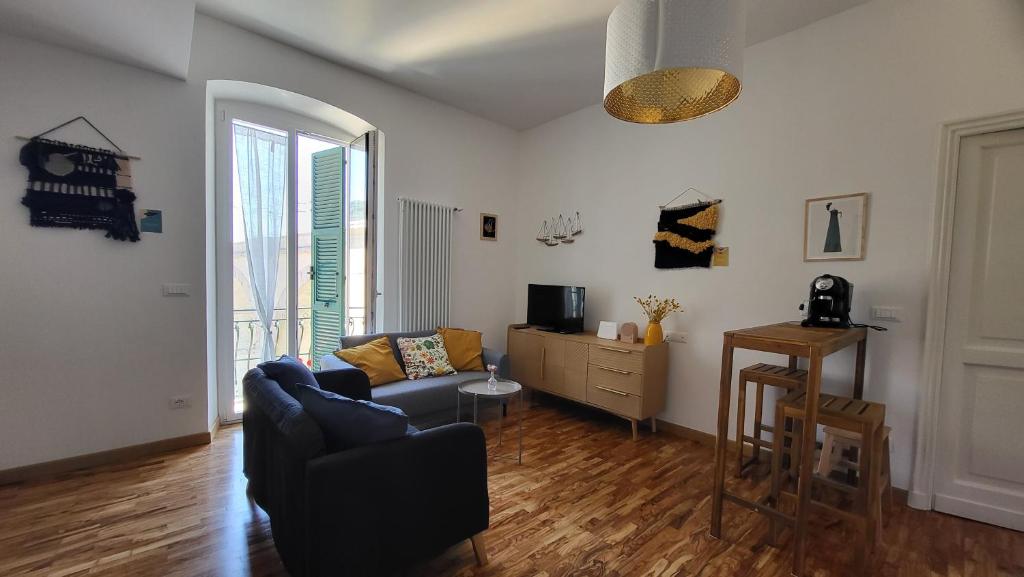 ein Wohnzimmer mit Sofa und Tisch in der Unterkunft Le Prie Blu in Bogliasco