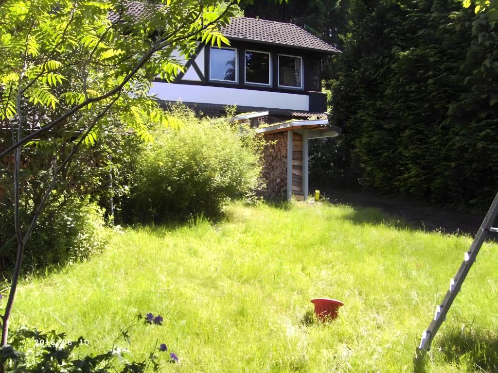 a small house in a yard with a grass field at Ferienresidenz Villa Kunterbunt in Warstein