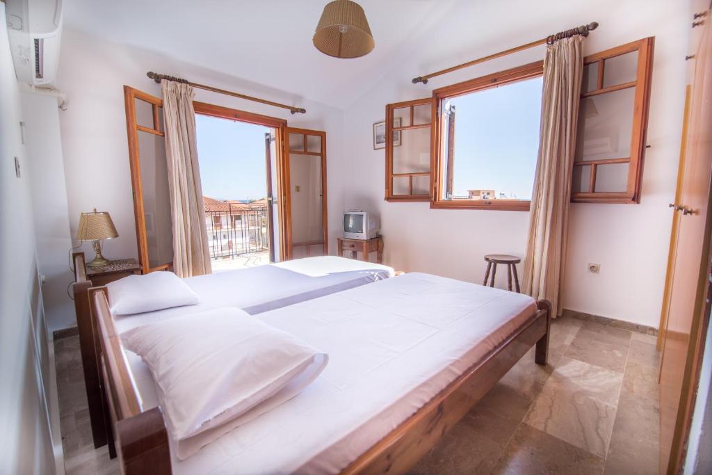 Postel nebo postele na pokoji v ubytování Maria Parameriti Apartments