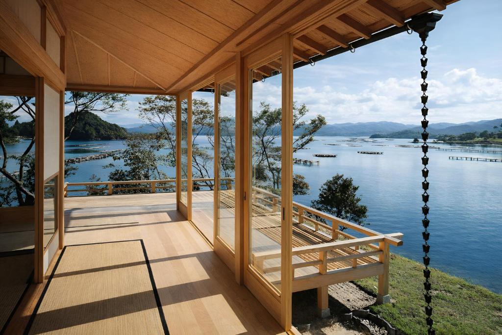 a porch of a house with a view of the water at 碧翠御苑 ゲストハウス風月庵 in Kyotango