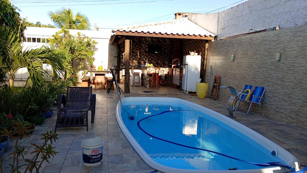 eine große blaue Badewanne auf einer Terrasse in der Unterkunft Arborizado in Camaçari