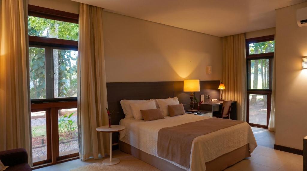 ein Schlafzimmer mit einem Bett und einigen Fenstern in der Unterkunft Domus Hotel - Núcleo Urbano de Carajás in Parauapebas