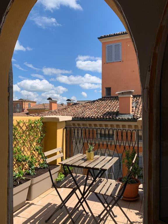 a table on the balcony of a house at Domus Pioppa in Modena