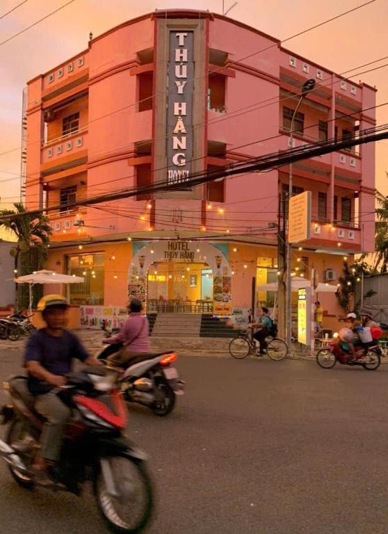 a group of people riding motorcycles in front of a building at Hotel Thúy Hằng Núi Sam Châu Đốc in áº¤p VÄ©nh ÃÃ´ng