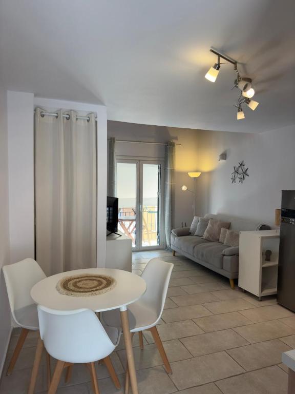 a living room with a table and chairs and a couch at Tousso Apartment Loggos in Longós