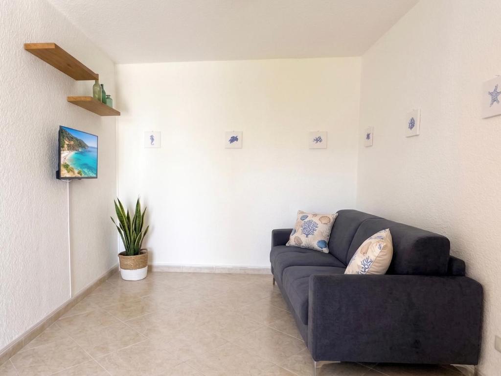 a living room with a couch and a plant at Casa Orchidea in Botricello