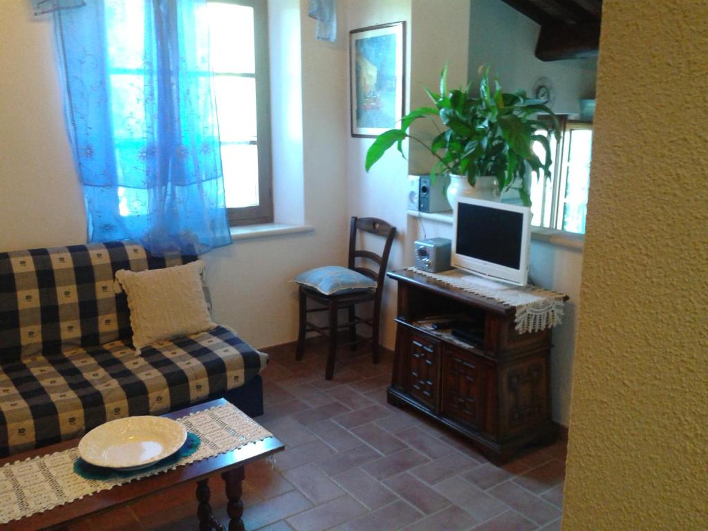 A television and/or entertainment centre at Antico Podere la Martinella