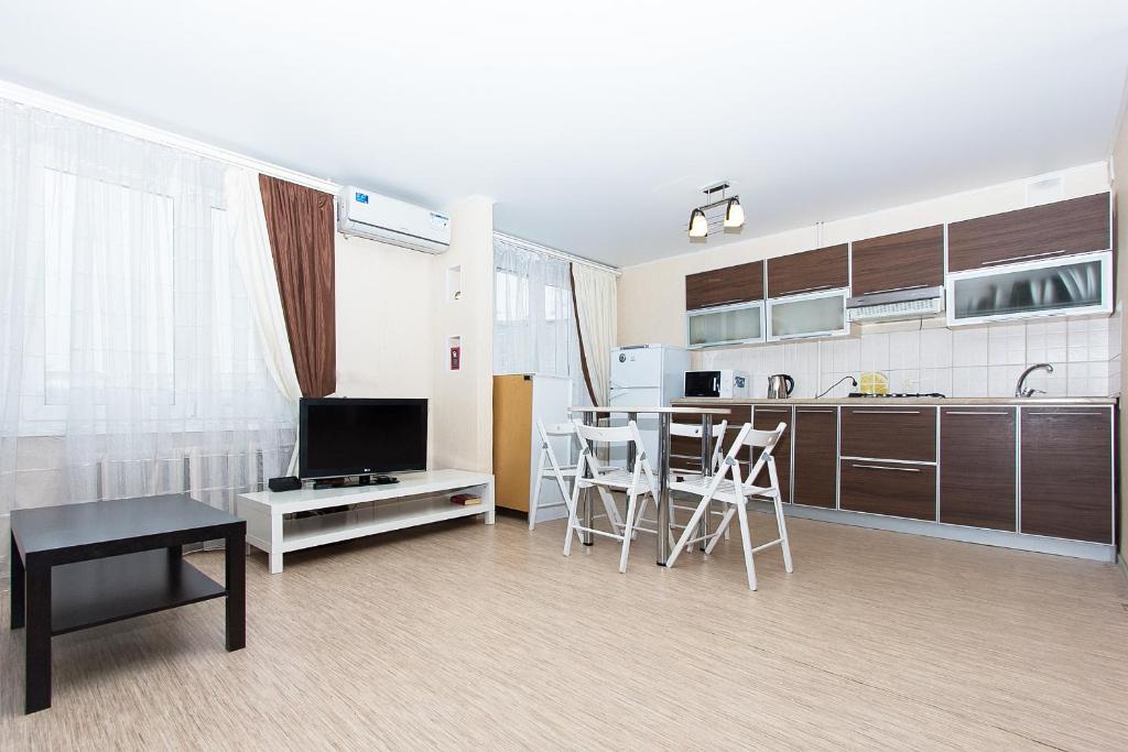 モスクワにあるApartLux Sokolのキッチン、リビングルーム(テレビ付)が備わります。