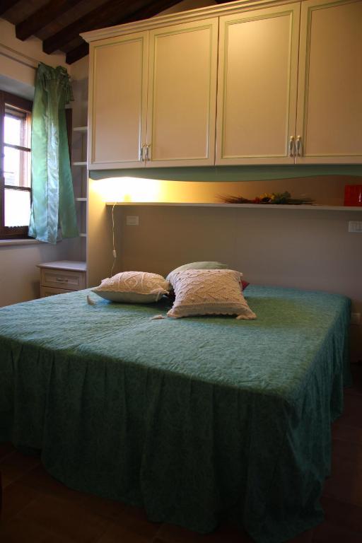 A bed or beds in a room at Antico Podere la Martinella