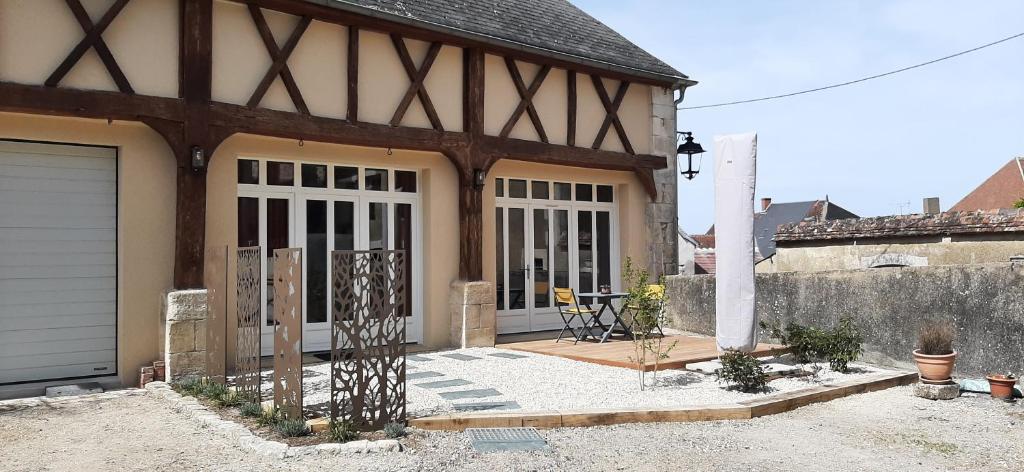 a house with a white door and a fence at Maison de la radio Espace Philips in Sancerre