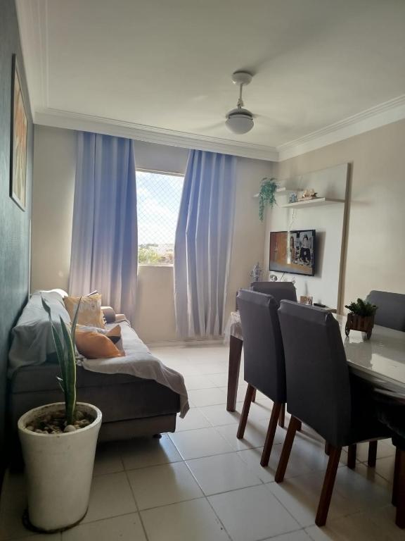 a living room with a couch and a table at Apto Amplo 3 quartos com lazer e bem localizado in Aracaju