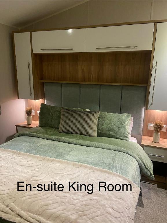 a bed with an elite king room in a bedroom at Hudsons Pad Sandybay in Newbiggin-by-the-Sea