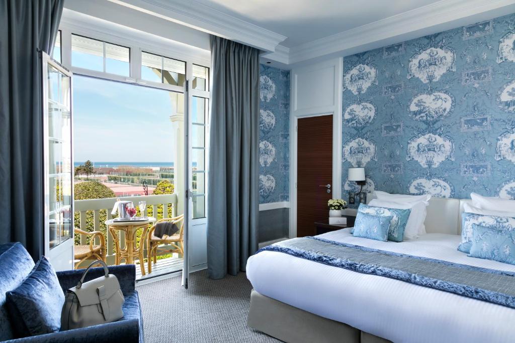 Кровать или кровати в номере Hôtel Barrière Le Normandy