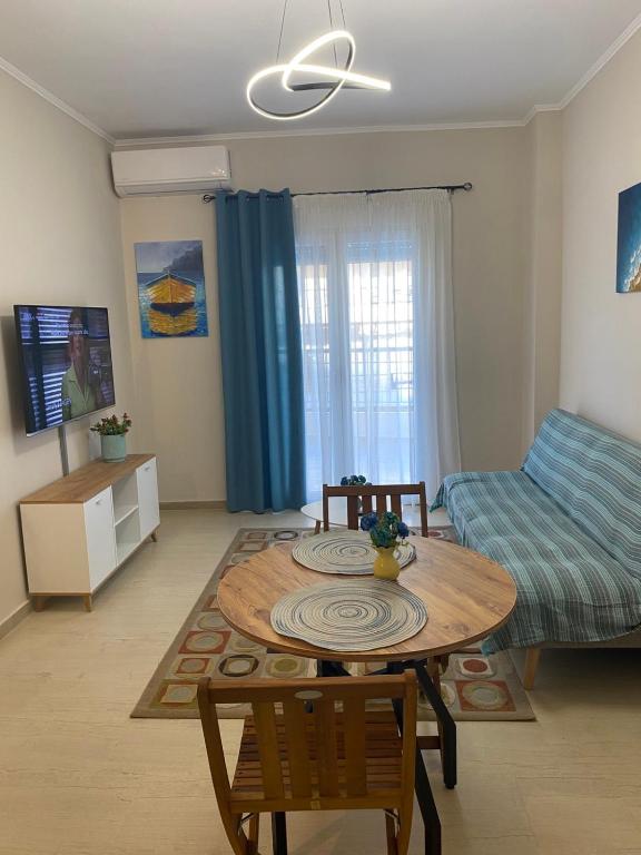 a living room with a table and a bed at Unique Centro Apartment in Kilkis