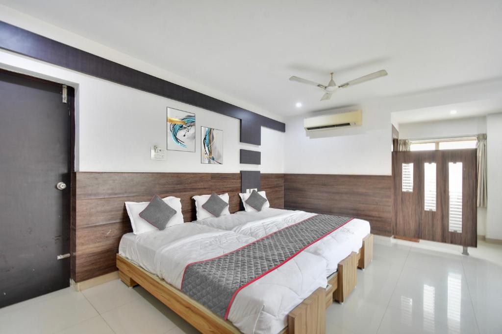 a bedroom with a large bed in a room at Collection O Elite Residency in Chennai