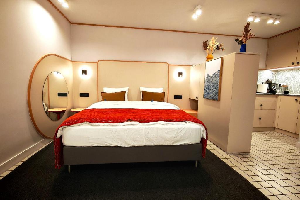 a bedroom with a large bed and a kitchen at Apartament Studio - Târgu Neamț ,Premium Hotel Style in Târgu Neamț