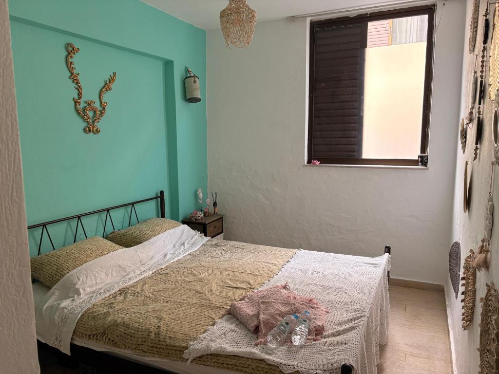 Turquoise house of Agios Nikolaos