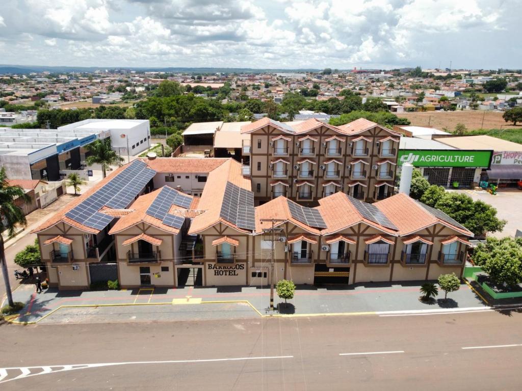 eine Draufsicht auf ein Gebäude mit Solarpaneelen in der Unterkunft Barrocos Hotel in Rondonópolis