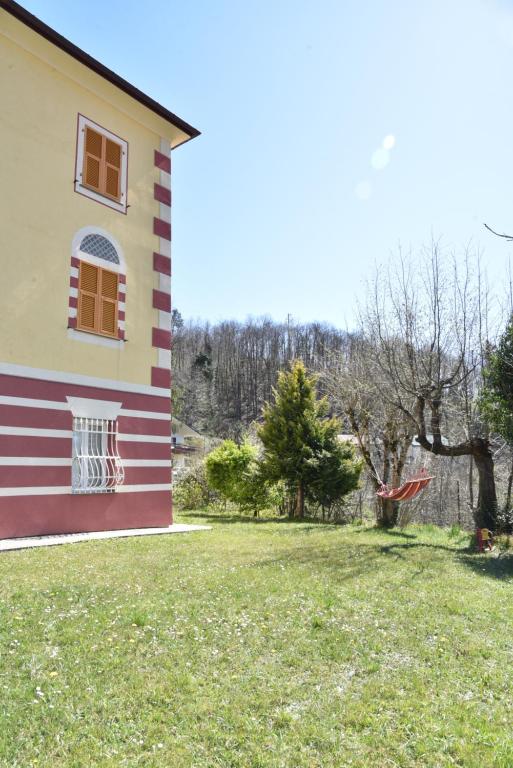 a house with a flag painted on the side of it at Il Castello di Scoffera in Moranego