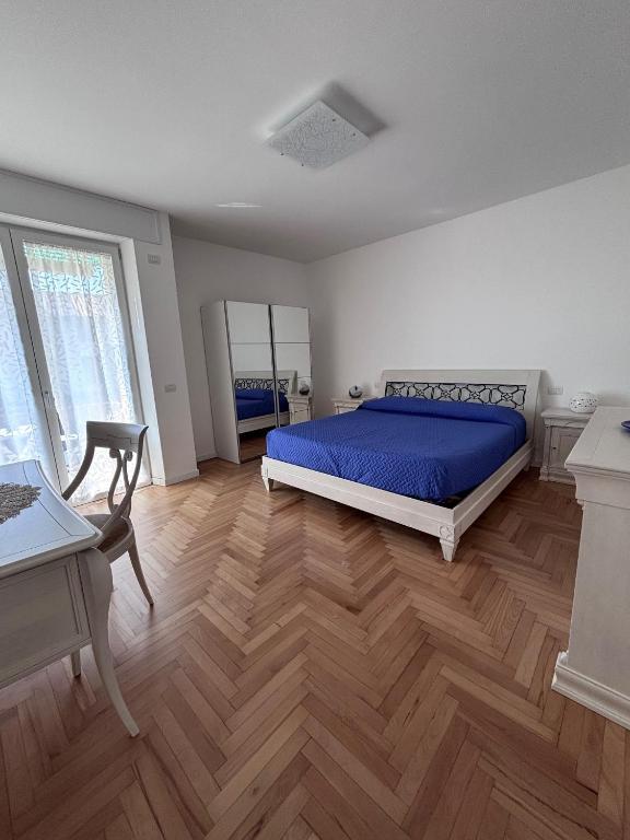 a bedroom with a bed and a wooden floor at ApparTea in Marostica