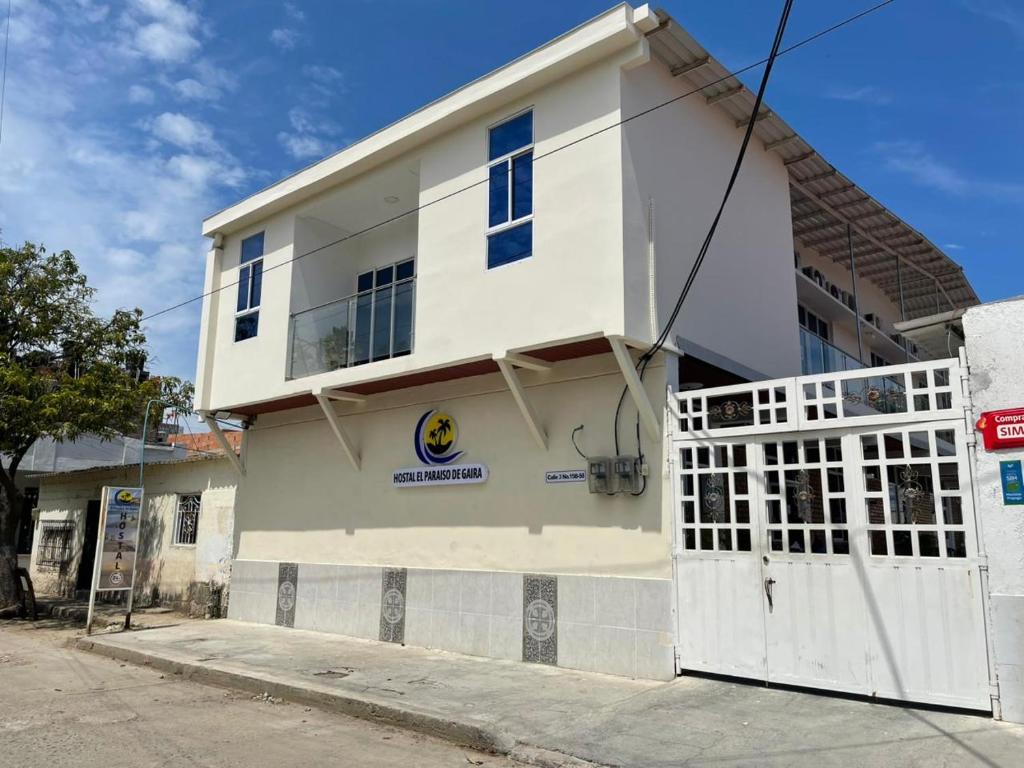 a white building with a gate in front of it at EL PARAISO DE GAIRA in Santa Marta