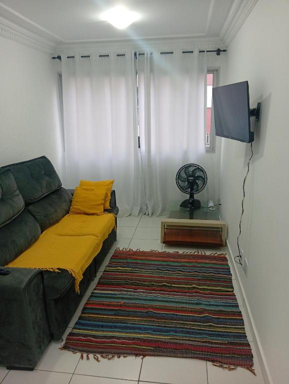 a living room with a couch and a flat screen tv at SP , Interlagos,Expo Transamérica, 3 Hosp in São Paulo