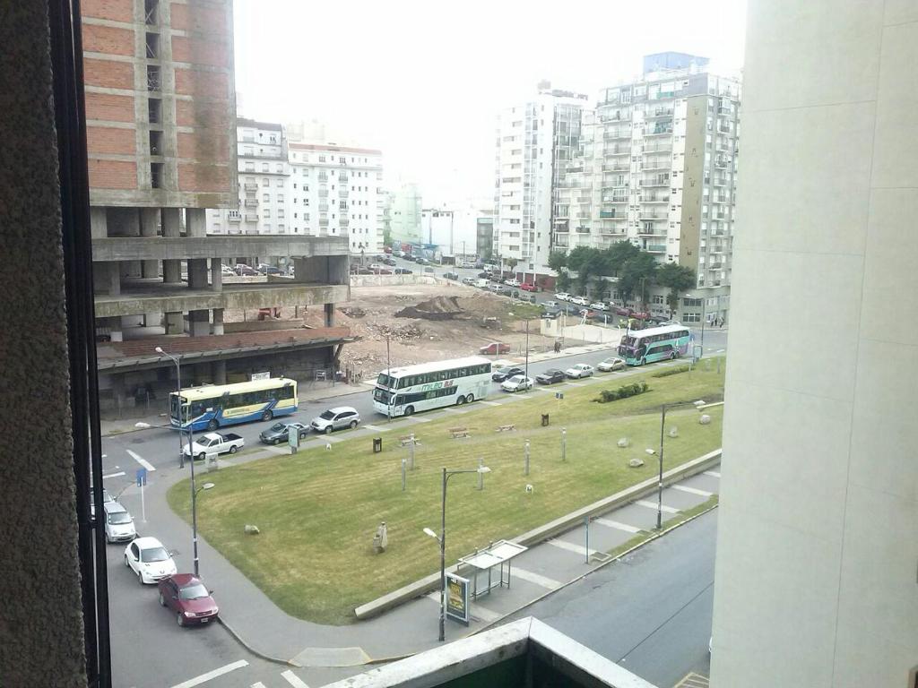 vistas a una calle de la ciudad con autobuses y coches en Departamento Manamar en Mar del Plata