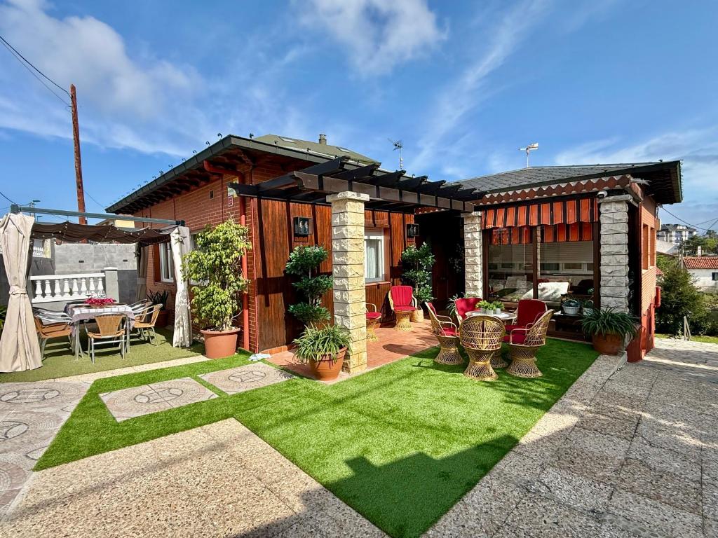 a house with a yard with green grass at Casa La Tabierna Suances - Monabri in Suances