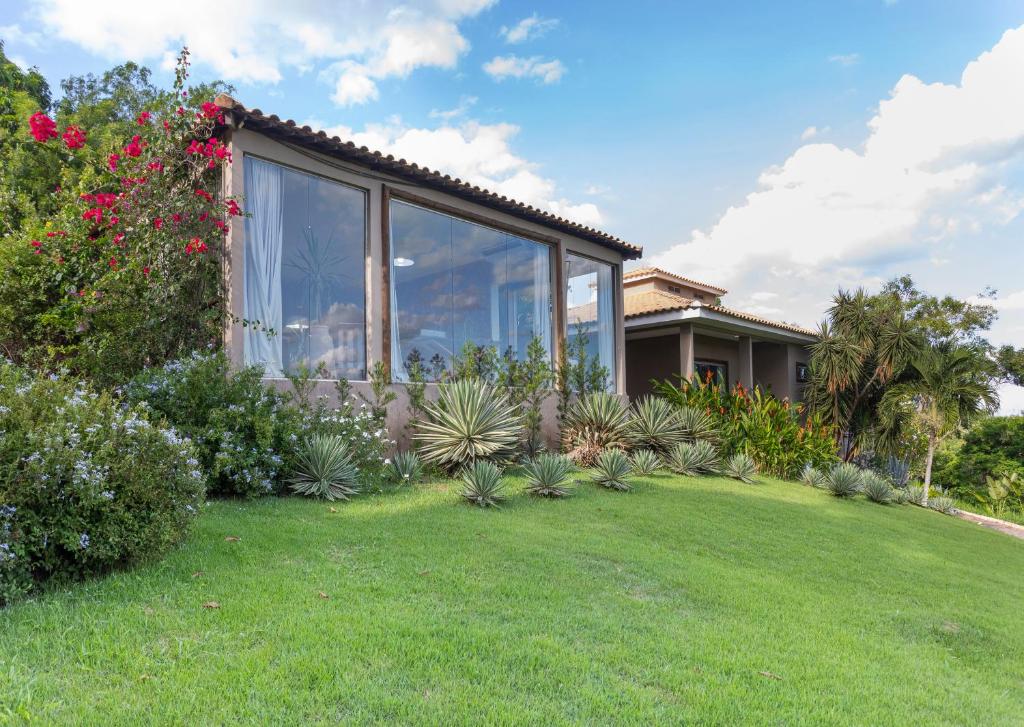 a house with a large window and a yard at Haras Ammi Shaddai in Cuitegi