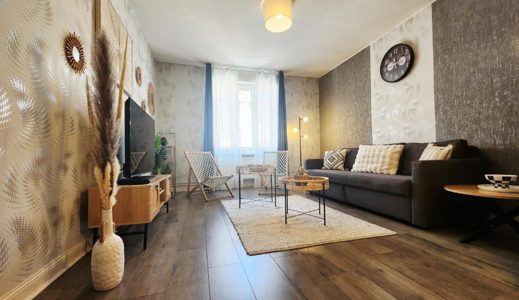 a living room with a couch and a table at Refuge des Rêves in Amnéville