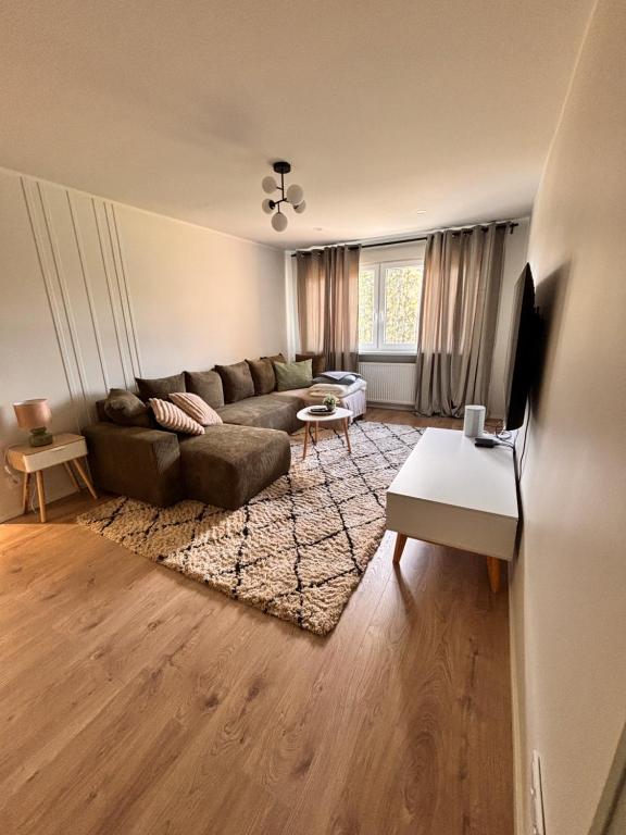 a living room with a couch and a table at Veriora külaliskorter in Veriora