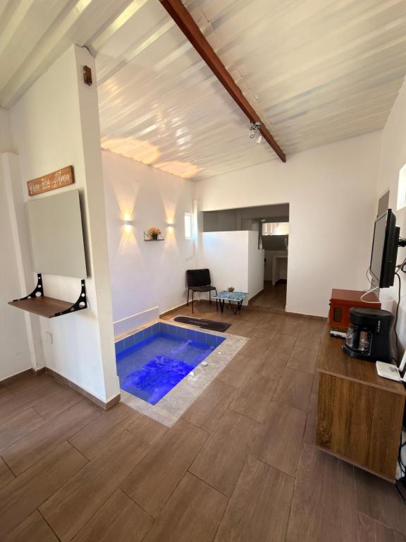 a living room with a pool in the middle of the floor at Villa campestre Las Palmas in Calima