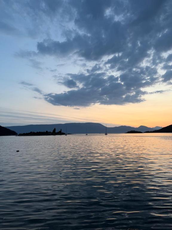 Blick auf ein Gewässer bei Sonnenuntergang in der Unterkunft Apartman Teo in Blace