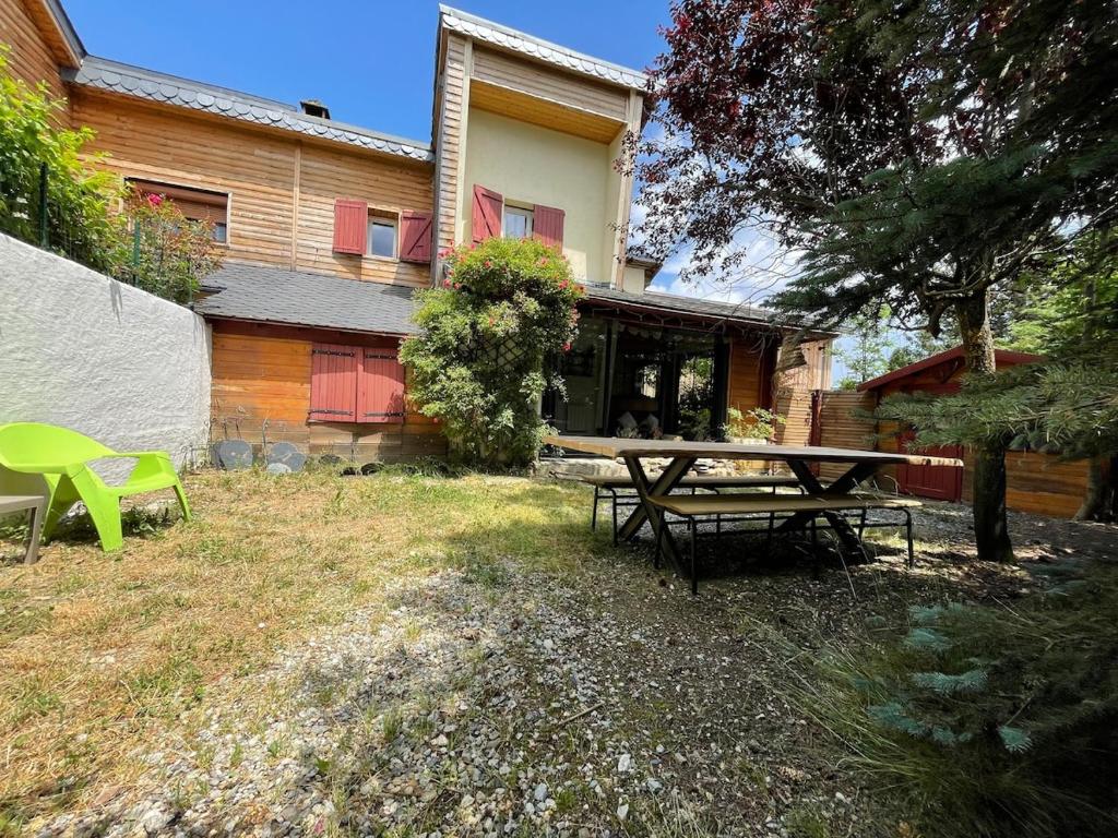 a picnic table in the yard of a house at Garden Lodge Formiguères in Formiguères